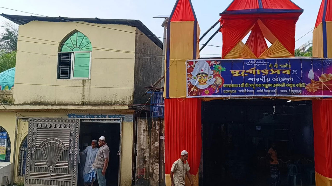 একই আঙিনায় মসজিদ-মন্দির, ১৫০ বছর ধরে নির্বিঘ্নে চলছে ধর্ম চর্চা